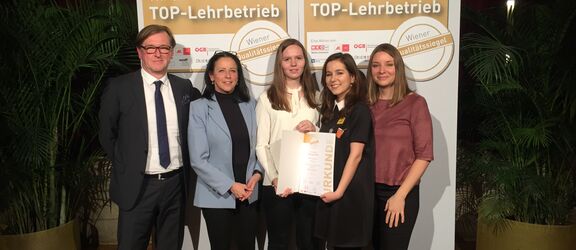 Christian Hennefeind (Leiter Personalmanagement), Agnes Hanel (Leiterin Personalentwicklung), die beiden Lehrlinge Jasmin Döbrössy und Öznil Dursun sowie Lisa Krendl (Lehrlingsbeauftragte) freuen sich über die Verlängerung des Qualitätssiegels