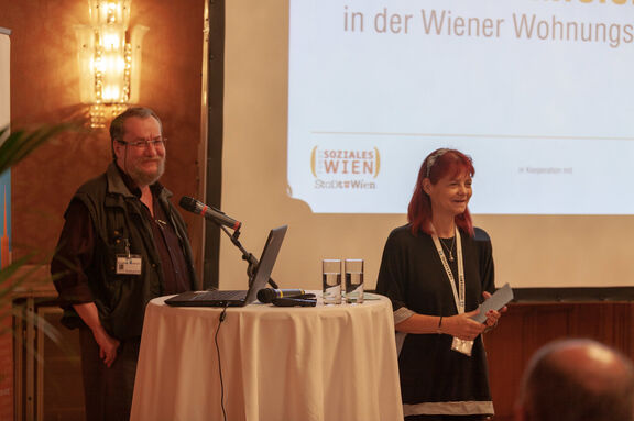 Zwei Tour-Guides des Vereins Supertrams | FSW/Mohar Zwei Tour-Guides des Vereins Supertrams