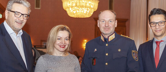 v.l.: Sozialstadtrat Peter Hacker, FSW-Geschäftsführerin Anita Bauer, Generalmajor Karlheinz Dudek (LPD Wien) und Sinisa Jovanovic, Referent für Menschenrechte (LPD Wien).