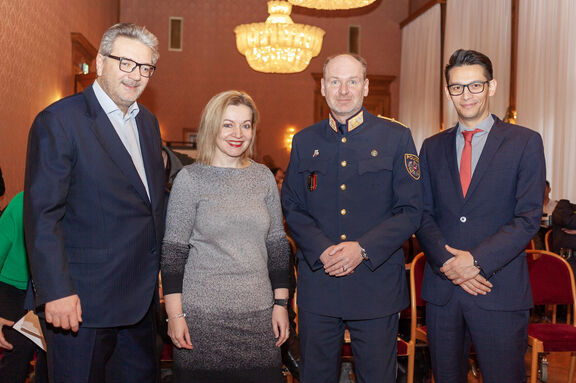 Sozialstadtrat Peter Hacker mit FSW-Geschäftsführerin Anita Bauer, Generalmajor Karlheinz Dudek (LPD Wien) und Sinisa Jovanovic, Referent für Menschenrechte (LPD Wien).​