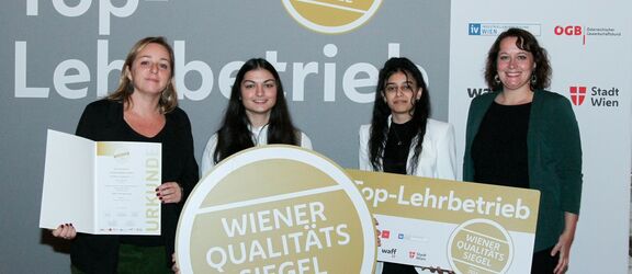 v. l.: Lehrlingsbeauftragte Julia Sturany, Katarina Milosavljevic (3. Lehrjahr), Isabella Stancic (2. Lehrjahr) und Personalchefin Melanie Widder freuen sich über die Verlängerung des Qualitätssiegels.