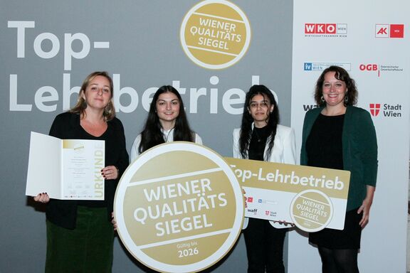 v. l.: Lehrlingsbeauftragte Julia Sturany, Katarina Milosavljevic (3. Lehrjahr), Isabella Stancic (2. Lehrjahr) und Personalchefin Melanie Widder freuen sich über die Verlängerung des Qualitätssiegels.
