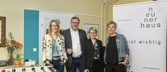 Die neunerhaus-Geschäftsführerinnen Elisabeth Hammer (r.) und Daniela Unterholzer (l.) mit FSW-GF Susanne Winkler und Stadtrat Peter Hacker beim Lokalaugenschein im Chancenhaus Billrothstraße