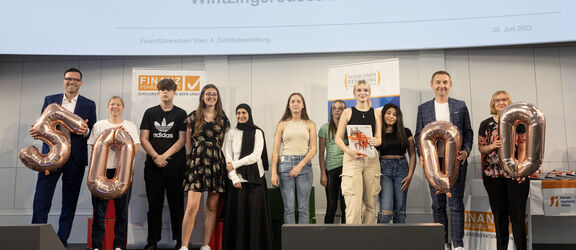 Schüler:innen bei der Zertifikatsverleihung Finanzführerschein im Juni 2023 | FSW Schüler:innen bei der Zertifikatsverleihung Finanzführerschein im Juni 2023