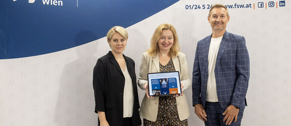 Von links: Susanne Winkler, Anita Bauer und Michael Rosenberg bei der Präsentation des FSW-Geschäftsberichts 2022 | FSW Von links: Susanne Winkler, Anita Bauer und Michael Rosenberg bei der Präsentation des FSW-Geschäftsberichts 2022