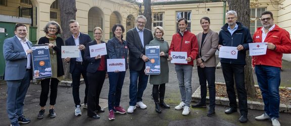 v.l.n.r: BV Zankl, FSW Obdach GFs Wintersberger-Montorio und Haller, Johanniter GF Grell-Kunzinger, Volkshilfe Wien GF Wehsely, Stadtrat Hacker, FSW GF Winkler, Caritas Direktor Schwertner, FSW Hollendohner, ASB GF Löhlein, WRK LRK Sartori