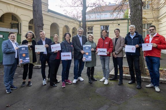 v.l.n.r: BV Zankl, FSW Obdach GFs Wintersberger-Montorio und Haller, Johanniter GF Grell-Kunzinger, Volkshilfe Wien GF Wehsely, Stadtrat Hacker, FSW GF Winkler, Caritas Direktor Schwertner, FSW Hollendohner, ASB GF Löhlein, WRK LRK Sartori