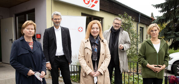 Präsentierten das Winterpaket (v.l.): Ilse Fitzbauer (BV-Stellvertreterin) , Oliver Löhlein (Samariterbund-Geschäftsführer), Anita Bauer (FSW-Geschäftsführerin), Sozialstadtrat Peter Hacker, Ursula Berner (Sozialsprecherin Grüne Wien).