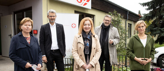 Präsentierten das Winterpaket (v.l.): Ilse Fitzbauer (BV-Stellvertreterin) , Oliver Löhlein (Samariterbund-Geschäftsführer), Anita Bauer (FSW-Geschäftsführerin), Sozialstadtrat Peter Hacker, Ursula Berner (Sozialsprecherin Grüne Wien).