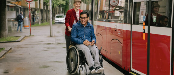 Mann im Rollstuhl mit Assistenz M RAKOS FSW Mann im Rollstuhl mit Assistenz M RAKOS FSW