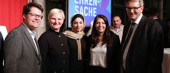 v.l.: Jürgen Czernohorszky, Sandra Frauenberger, Geflüchtete, Muna Duzdar, Peter Hacker (Bild: PID/Votava)