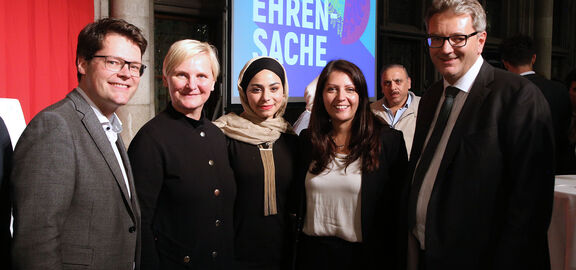 v.l.: Jürgen Czernohorszky, Sandra Frauenberger, Geflüchtete, Muna Duzdar, Peter Hacker (Bild: PID/Votava)