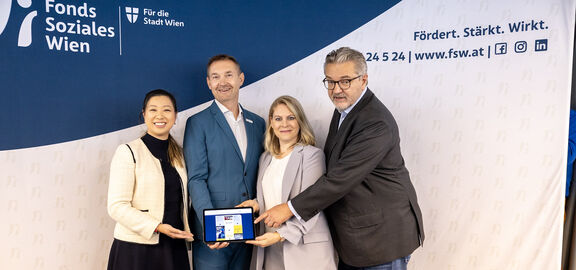 NEOS Wien Gesundheitssprecherin Jing Hu, FSW-Geschäftsführer Michael Rosenberg, FSW-Geschäftsführerin Susanne Winkler und Sozialstadtrat Peter Hacker präsentierten den FSW-Geschäftsbericht 2024