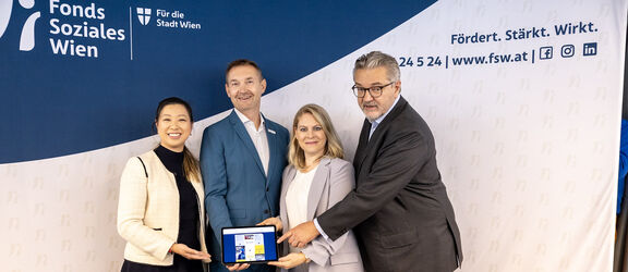 NEOS Wien Gesundheitssprecherin Jing Hu, FSW-Geschäftsführer Michael Rosenberg, FSW-Geschäftsführerin Susanne Winkler und Sozialstadtrat Peter Hacker präsentierten den FSW-Geschäftsbericht 2024