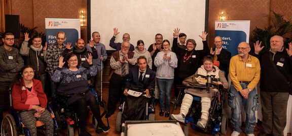 Sieger:innen und Kandidat:innen der FSW-Kund:innen-Rats-Wahl beim Wahlabschluss im Wiener Rathaus