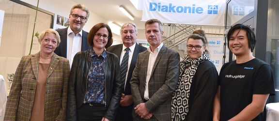 Ehrengäste v.l.: Gisela Malekpour (VdAR Diakonie), StR Peter Hacker, Maria Moser (Direktorin Diakonie), Paul Stadler (Bezirksvorsteher), Roland Haller (FSW), Alexandra Gröller (Leiterin Diakonie Flüchtlingsdienst), Huy-Hao Phan (Hausleiter)