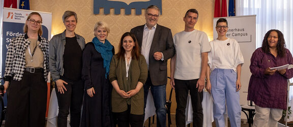 v.l.: Barbara Berner (neunerhaus), Elisabeth Hammer (GF neunerhaus), Susanne Winkler (GF FSW), Aylin Demir (Peer-MA), StR Peter Hacker, Christian Radakovits (Peer-MA), Anja Christanell (Bereichsleitung neunerhaus), Caroline-Jesica Thomas (Peer-MA)