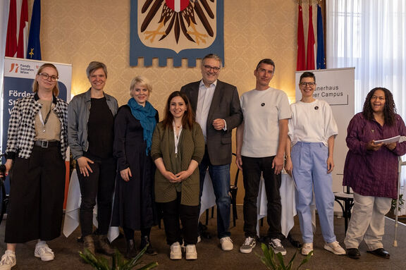 v.l.: Barbara Berner (neunerhaus), Elisabeth Hammer (GF neunerhaus), Susanne Winkler (GF FSW), Aylin Demir (Peer-MA), StR Peter Hacker, Christian Radakovits (Peer-MA), Anja Christanell (Bereichsleitung neunerhaus), Caroline-Jesica Thomas (Peer-MA)